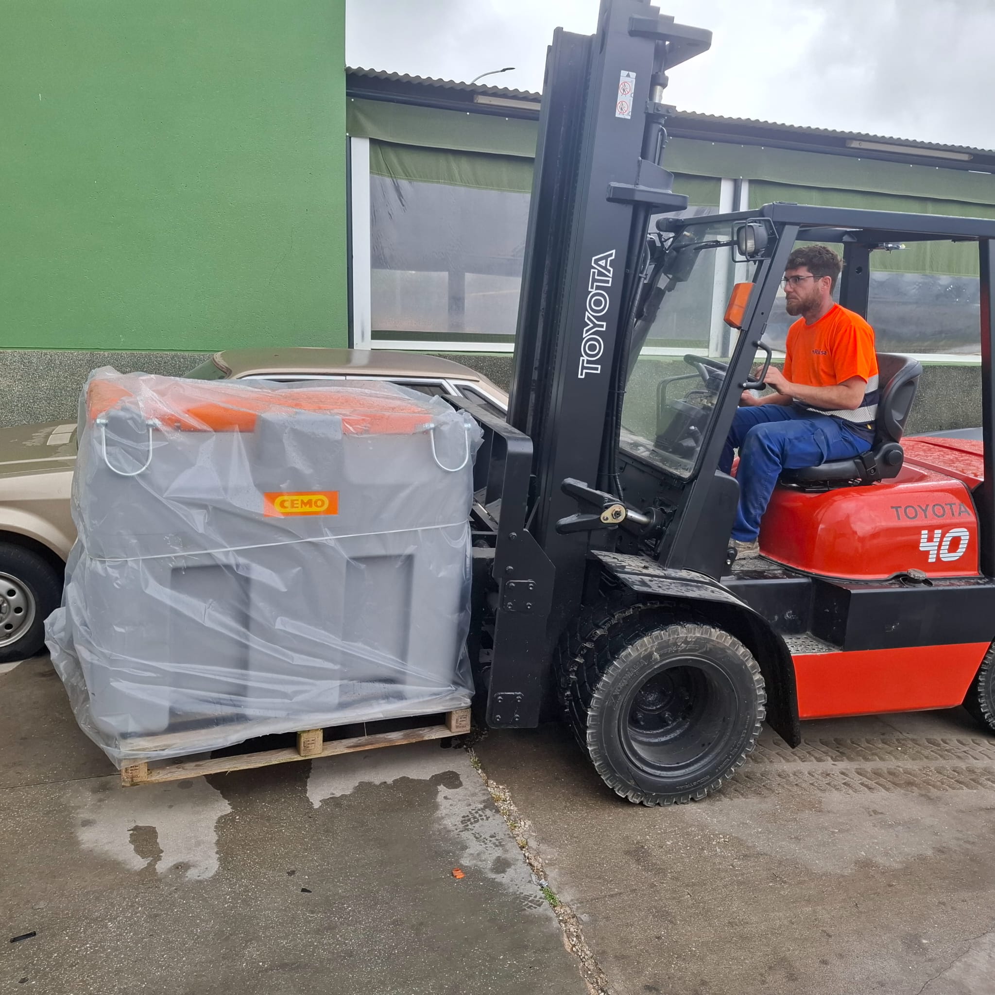 trabajador_rexcosur_preparando_pedido_deposito_cemo